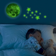 Självlysande stjärnor uppsatta ovanför en sovande pojke