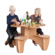 Kullabyrint på ett bord med stolar som sitter ihop. Två glada barn sitter och leker.