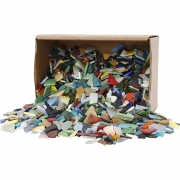 Glasmosaik, i många olik a färger, 8-20 mm stora bitar, denna bild visar mosaikbitar som hällts ur en låda.