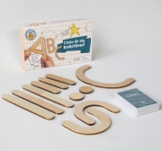 Clicko bygg bokstäver och lär dig alfabetet. Tillvarkade i trä.
