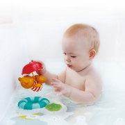 Litet barn leker med badleksak i badkar