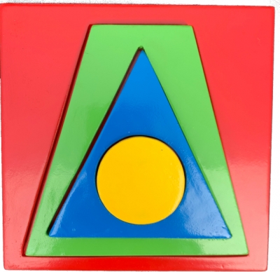 Formpuussel i 4 delar, rundform som är gul, trekant som är blå, en fyrkantig form som är grön och bottenplattan är röd.