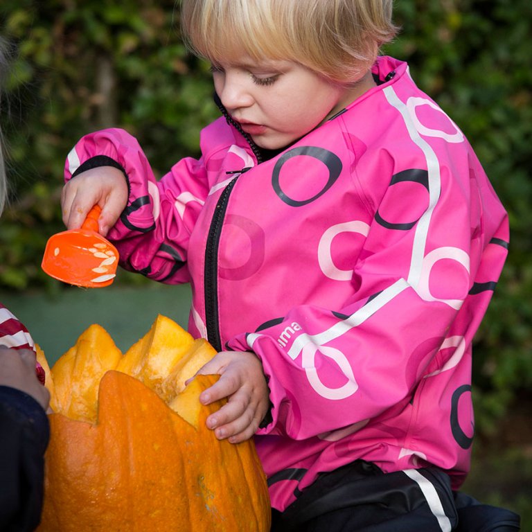 Barn tillverkar Halloweenpumpa